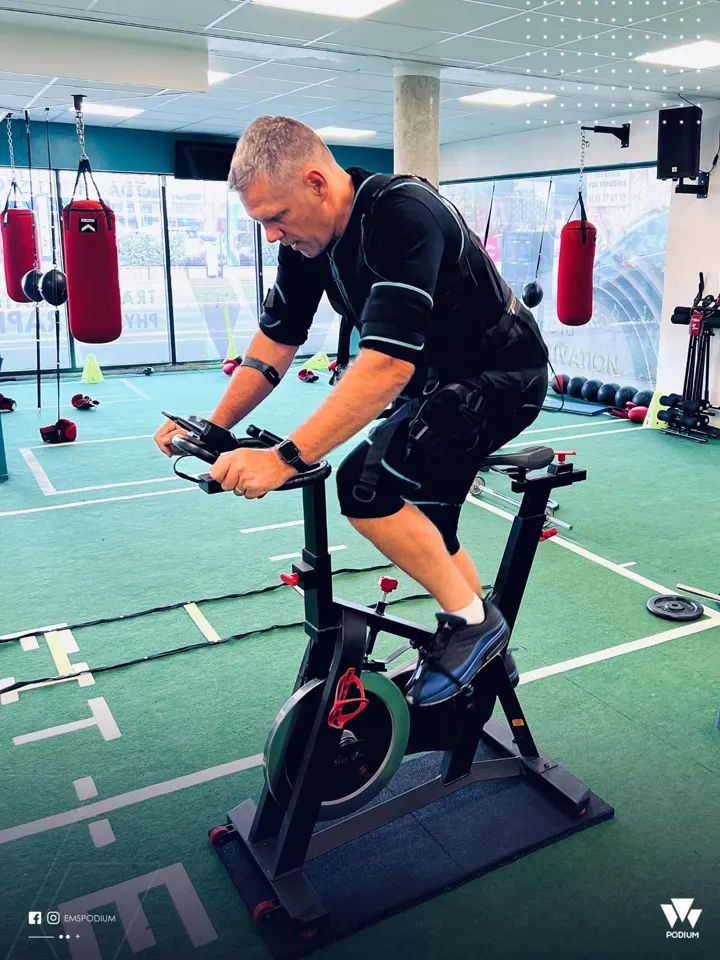 Biking en combinaison EMS chez Podium EMS