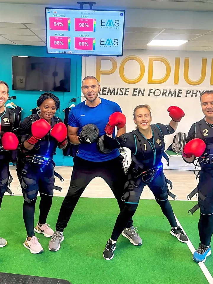 Séance de boxe en combinaison EMS avec monitoring cardiaque