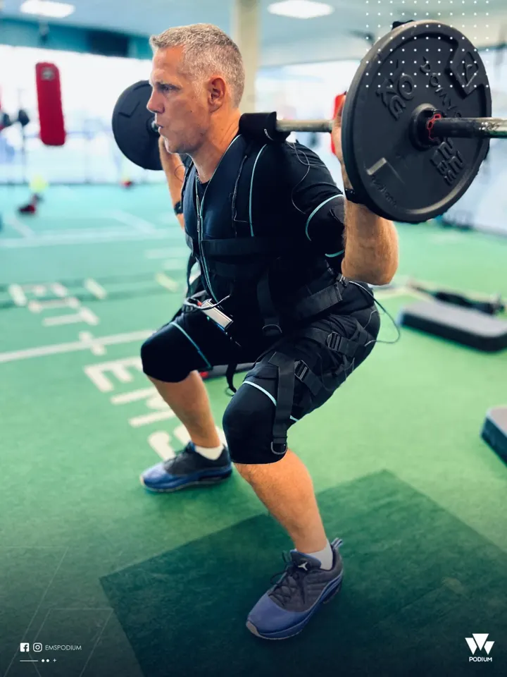 Squat à la barre en combinaison EMS